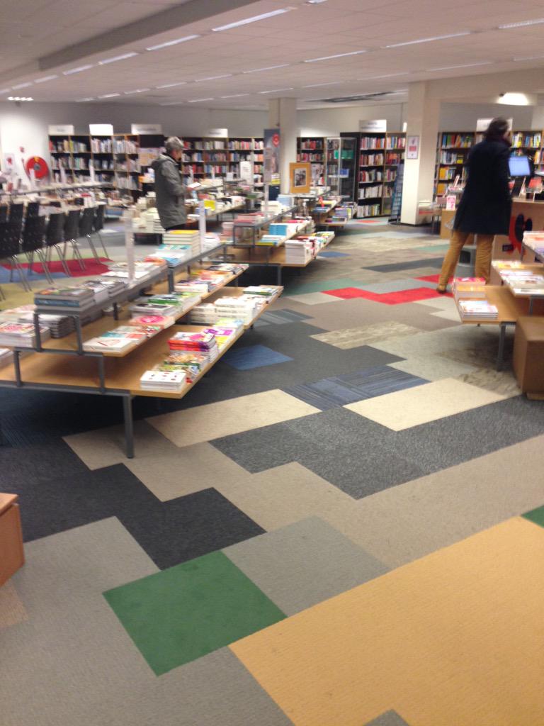 NataschaKaak's tweet image. Hier wordt je toch vrolijk van, leuke vloer bij boekhandel Donner #restanttapijt @EKInterface
