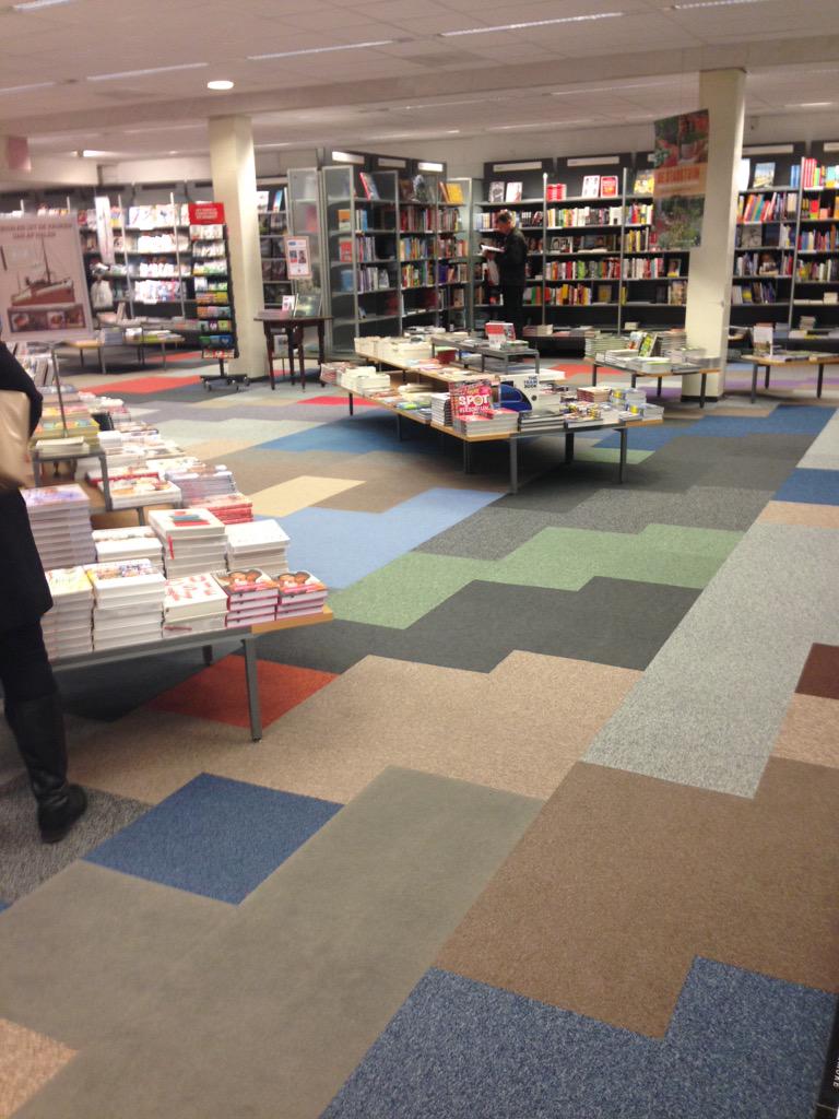 NataschaKaak's tweet image. Hier wordt je toch vrolijk van, leuke vloer bij boekhandel Donner #restanttapijt @EKInterface