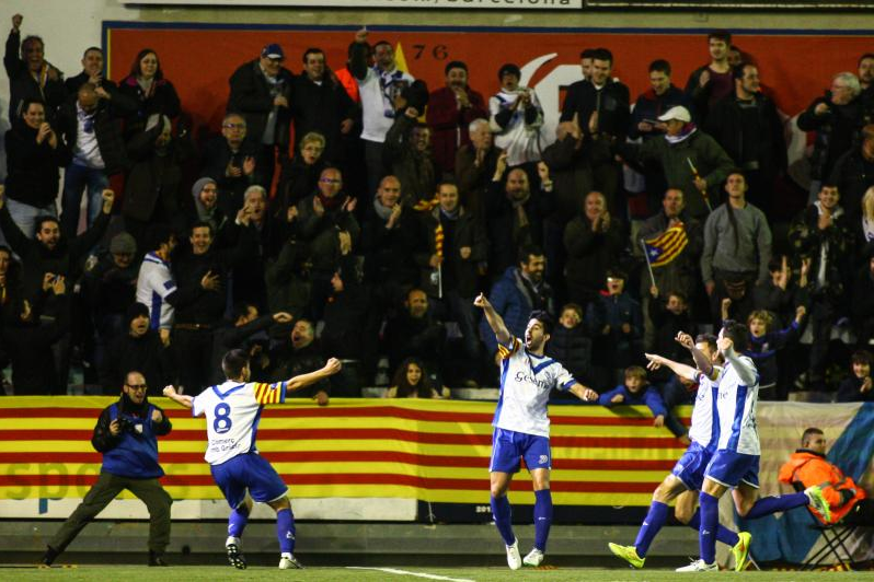 Traperinho's tweet photo. Ups! Me han pillao... premsa imparcial, i tal... #CEEuropa #EuroCopaCat #ViladeGràcia #vamosescapulados http://t.co/b5YvXqdbQD
