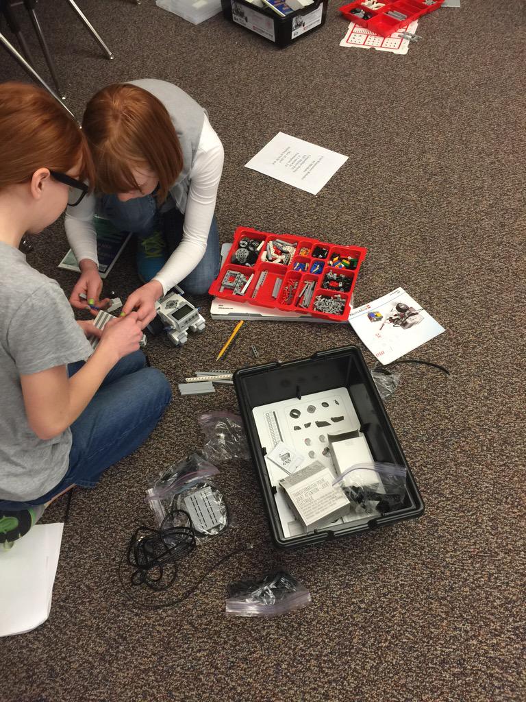 mevans826's tweet image. #springlane students @GraniteSchools working with @LEGO_Group robotics. Build those robots guys ☺