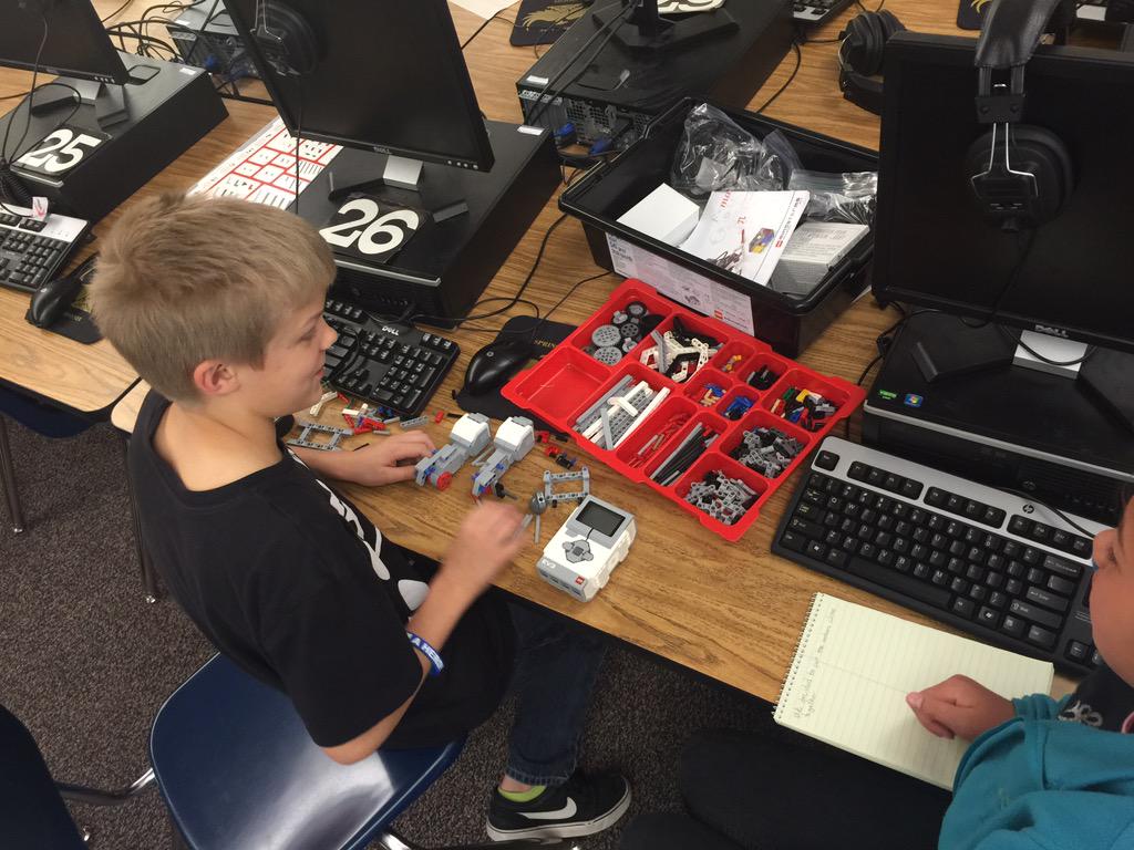 mevans826's tweet image. #springlane students @GraniteSchools working with @LEGO_Group robotics. Build those robots guys ☺