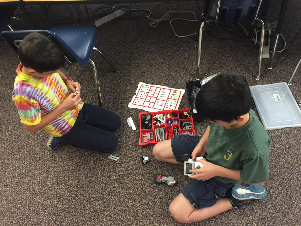 mevans826's tweet image. #springlane students @GraniteSchools working with @LEGO_Group robotics. Build those robots guys ☺