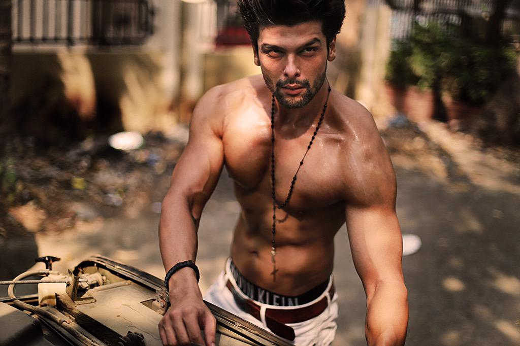 KushalT2803's tweet photo. Whoever is trying to bring you down is already below you.

#no filter # no lights http://t.co/iN29WvFtx0