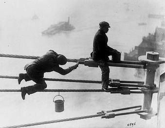 HistoriaDiceQue's tweet image. 03 de diciembre 1915. Pintores del puente de Brooklyn, el trabajo por encima de la ciudad de Nueva York