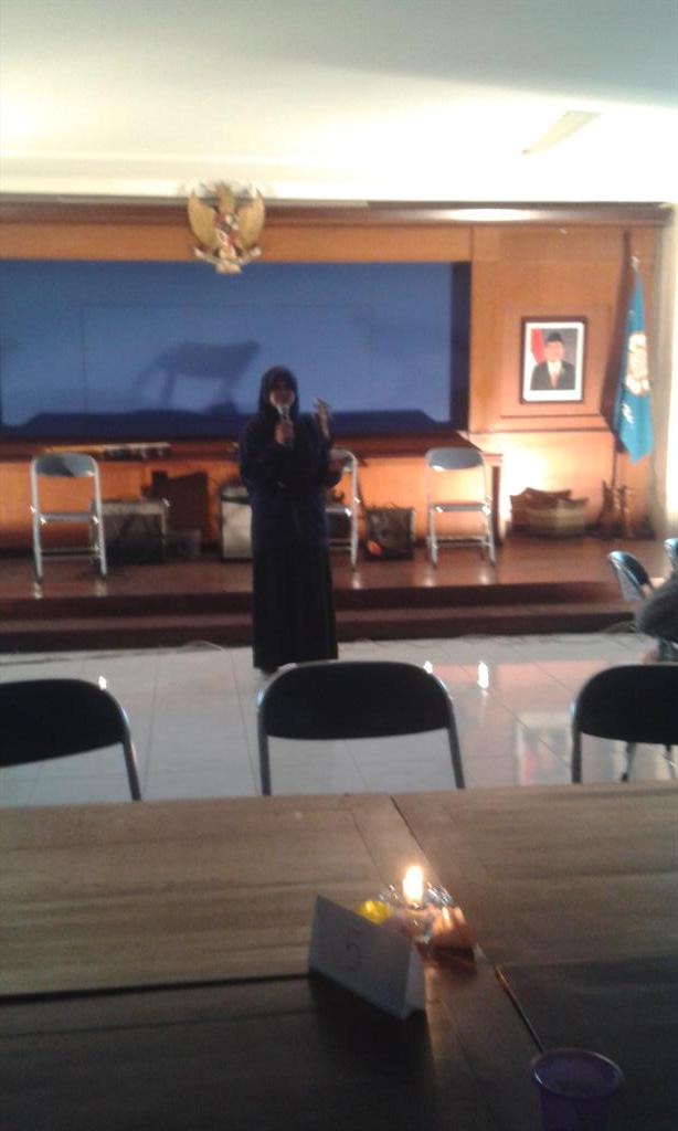 lmpsiugm's tweet photo. Nah sekarang adalah sambutan dan pengenalan pengurus LM dari ketua LM Psi @nadiaekar http://t.co/NhxUMBaQZT