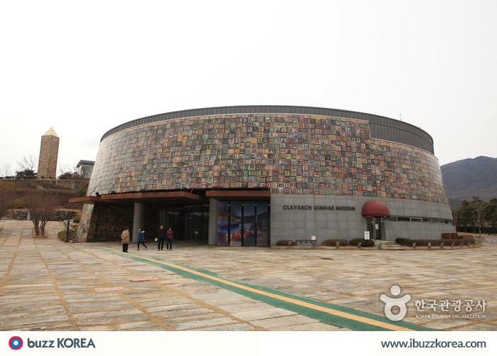 ibuzzkorea's tweet photo. [K-Culture] Visit Clayarch #Gimhae Museumand &amp; try experimenting with your own clayarch (ceramics with architecture)! http://t.co/whqNrUrmK8