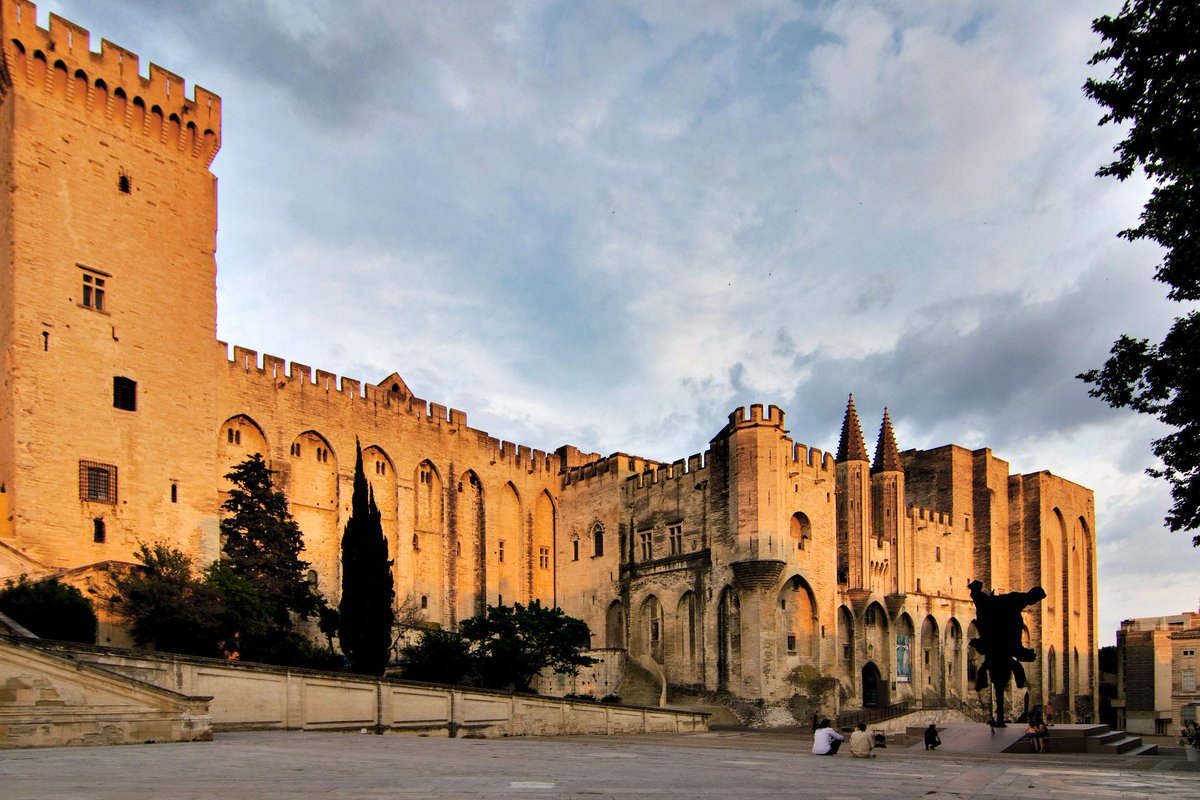 RT “@CastlesOfFrance: Le Palais des Papes à Avignon est l'une des plus grande constructions gothiques du Moyen Âge. ”