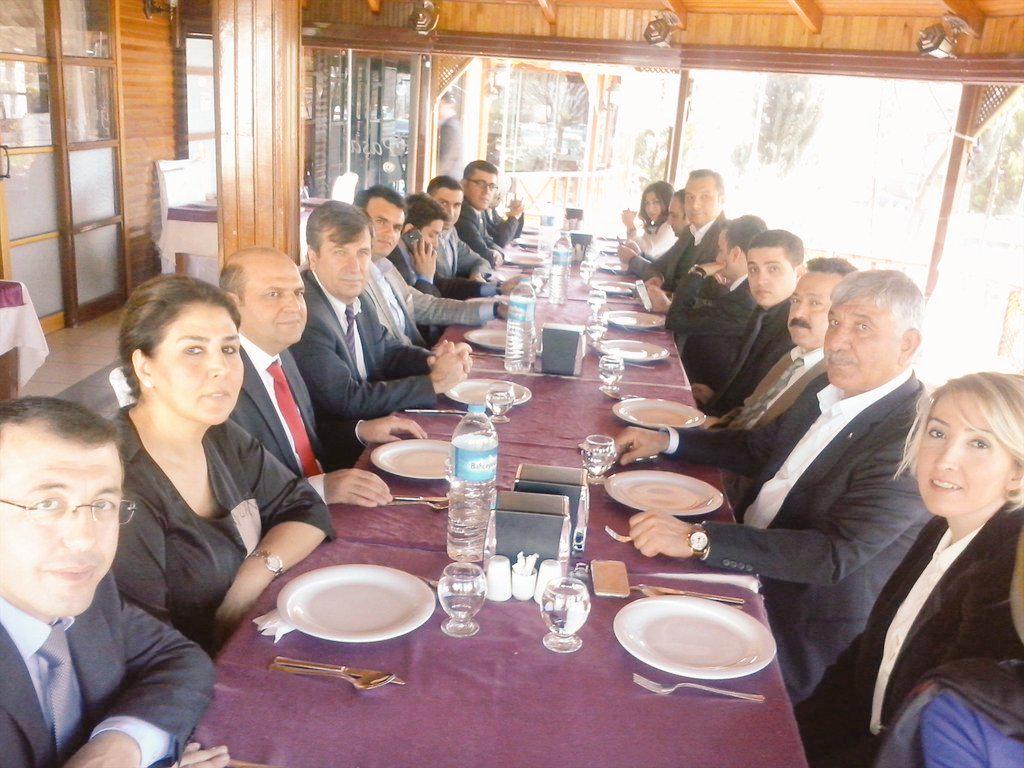Panel sonrası yemek...<a href="/nazifcalis/">Prof.Dr.Nazif Çalış</a> <a href="/mfatihturan/">M.Fatih Turan</a> <a href="/TOBBAdiyamanGGK/">TOBB Adıyaman GGK</a>