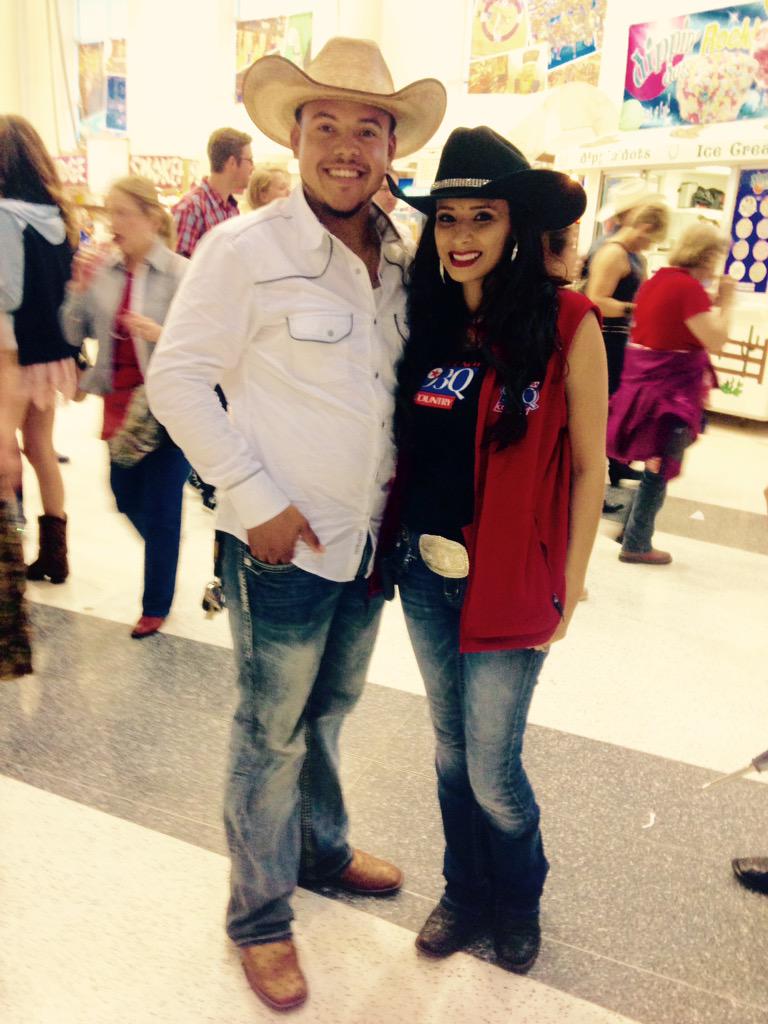 ManchaRaul's tweet photo. Wasn't until my 10th time at the #HLSR2015 where I got this amazing picture! 😁 @ericarico93Q http://t.co/DVFyD2qd6l