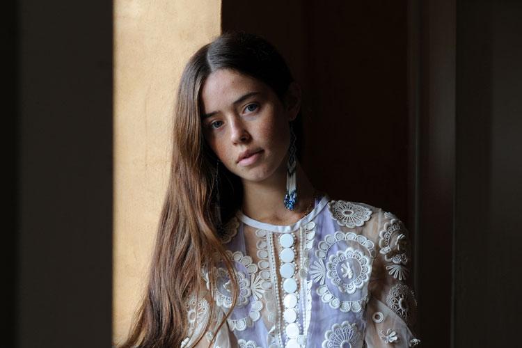 lesinrocks's tweet image. La nouvelle Lana Del Rey ? Découvrez la merveilleuse Flo Morrissey dans son nouveau clip : ow.ly/KP6A8