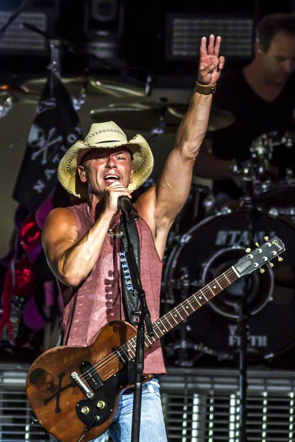 Happy 47th birthday, Kenny Chesney, awesome & multi-awarded country musician  \"How Forever .. 