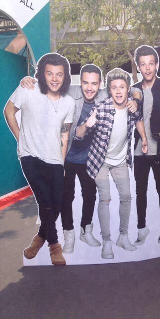 myr1deordie's tweet image. THIS DOESN'T LOOK RIGHT

THIS IS NOT ONE DIRECTION

#AlwaysInOurHeartsZaynMalik