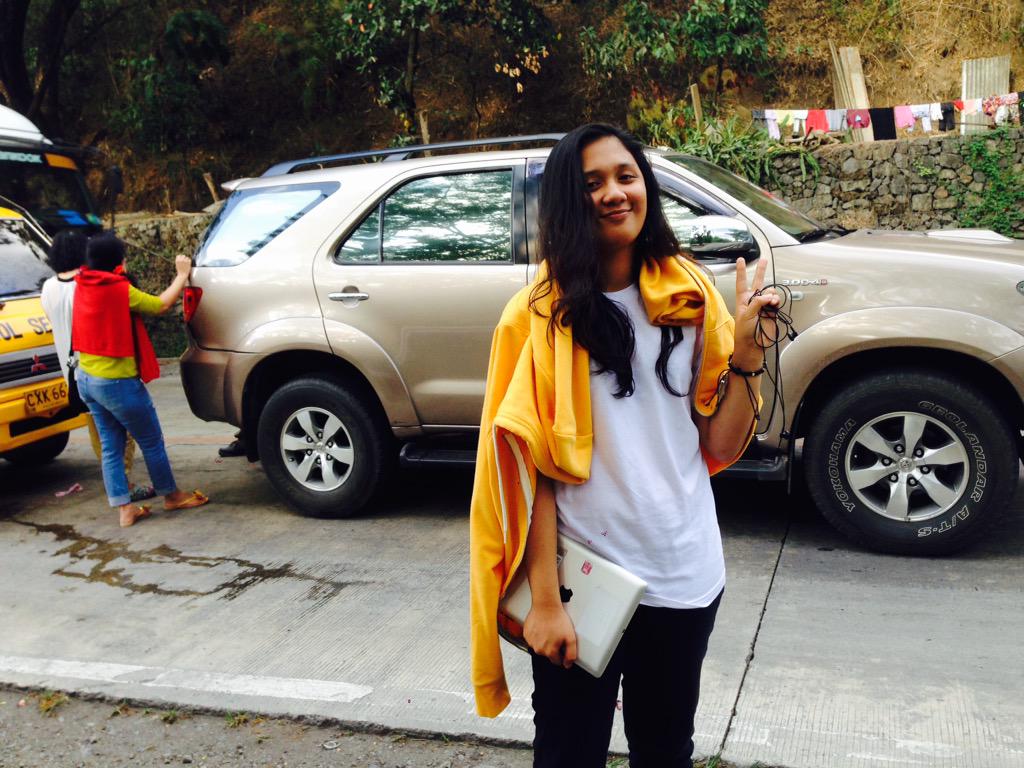 mariaelizades's tweet image. we hit a car so lemme take a selfie 😅 #pabibo 😭😭😭😂😂😂