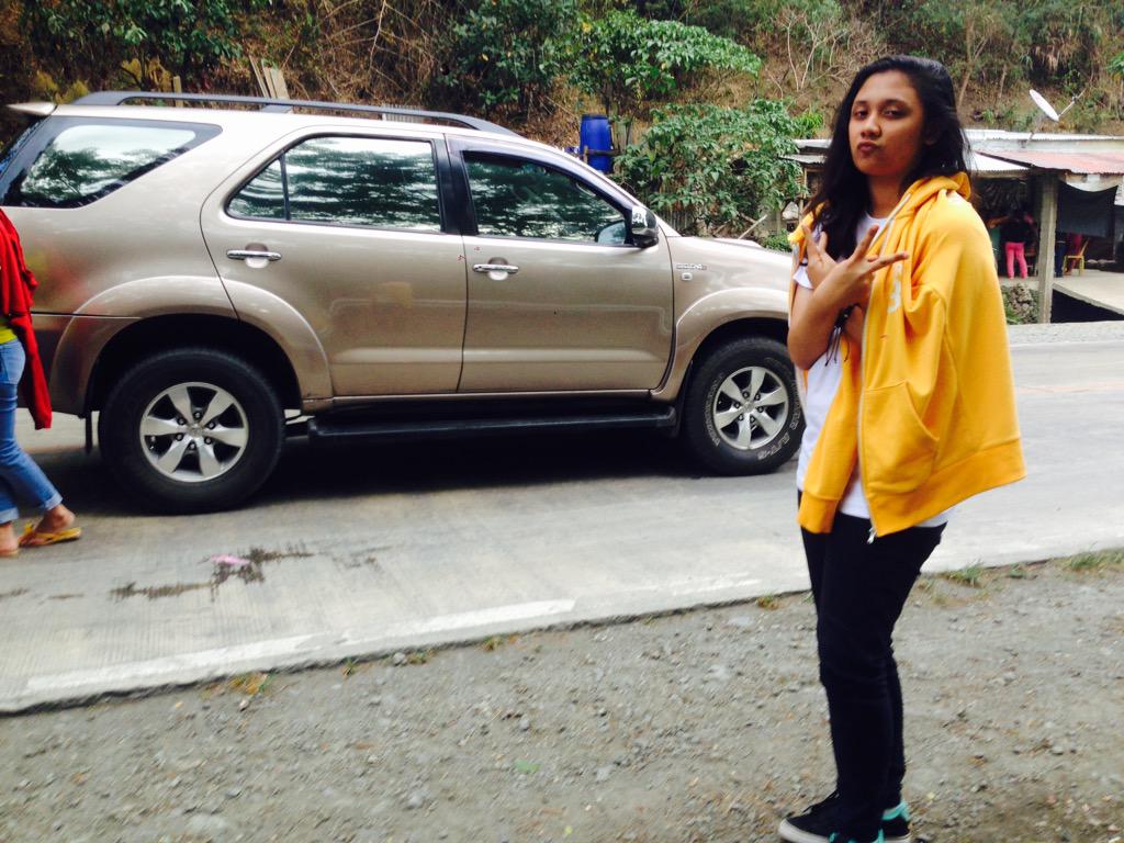 mariaelizades's tweet image. we hit a car so lemme take a selfie 😅 #pabibo 😭😭😭😂😂😂