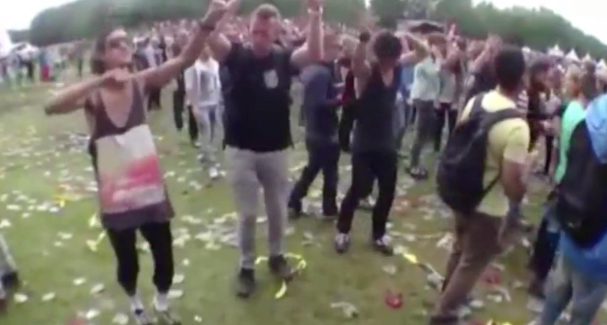 VIDEO: JÓVENES CÁNTABROS BAILANDO LOS HERMANOS COSÍO <a href="/HnosCosio/">Hermanos Cosio</a> #Humor

postureocantabro.com/video-jovenes-…