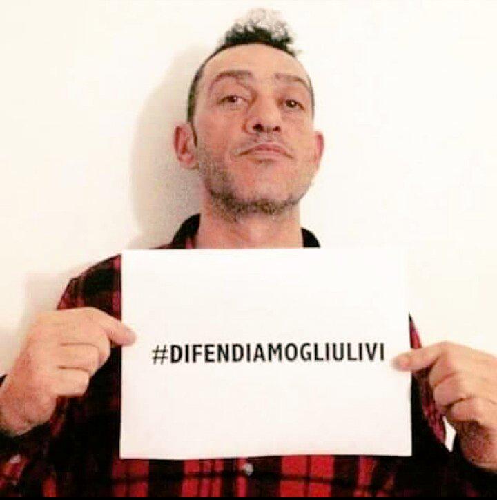 SalentuH's tweet photo. Mo' basta chiacchiere:
#difendiamogliulivi http://t.co/7BoCW63Adc