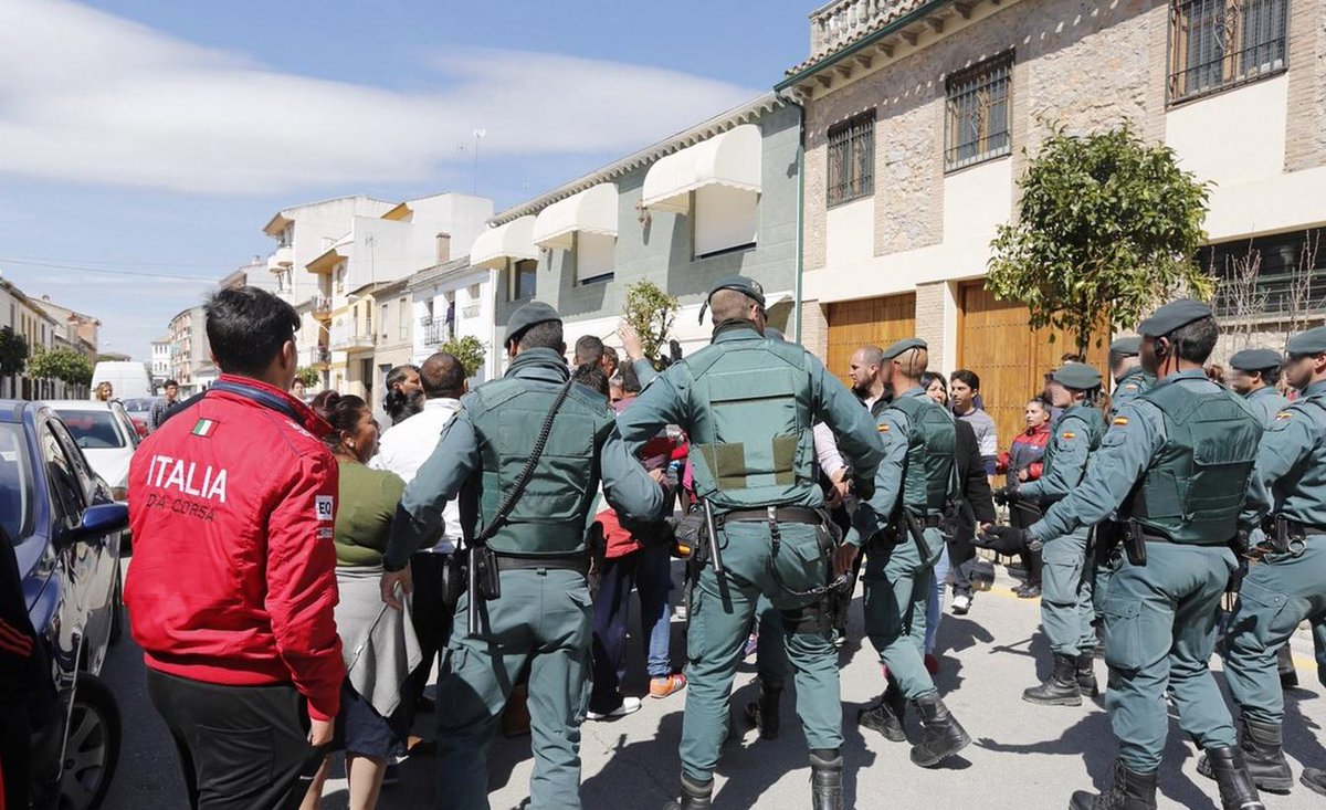 ideal_granada's tweet photo. #Granada http://t.co/kYK5c2XRIQ Desalojan a una treintena de familias de una urbanización ocupada en Pinos Puente http://t.co/tBbd25rtsg
