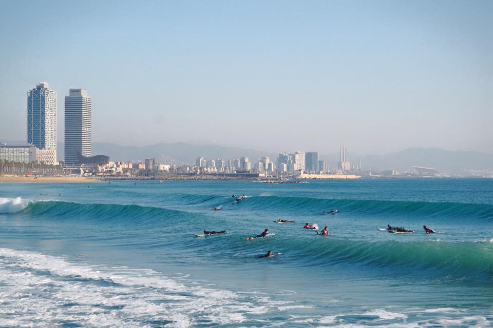 beasurfer's tweet photo. gran día de olas ayer en la Barceloneta #Surf #Barcelona #pasionporelsurf http://t.co/5ZWrlujVqr