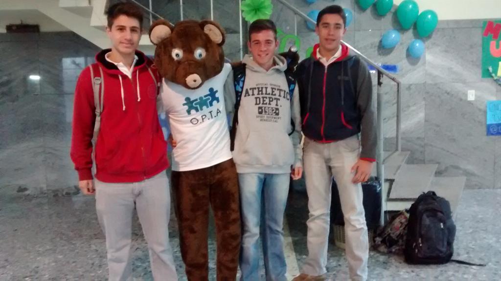 optaporvos's tweet photo. la mascota de OPTA se dio una vuelta por el Don Bosco! http://t.co/HMr1gF636B