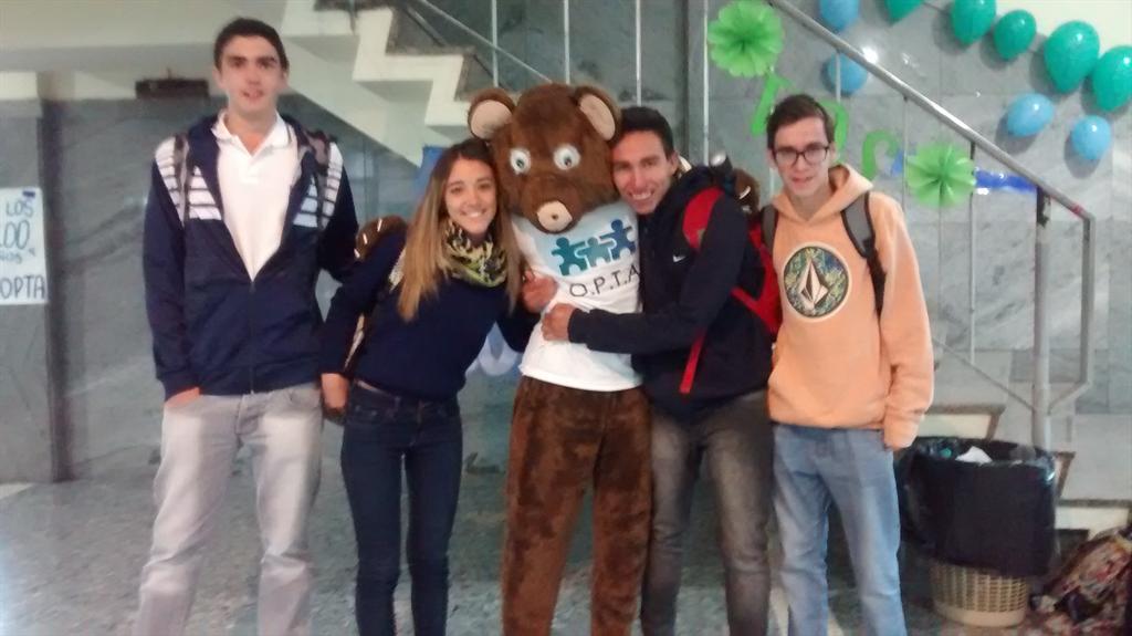 optaporvos's tweet photo. la mascota de OPTA se dio una vuelta por el Don Bosco! http://t.co/HMr1gF636B