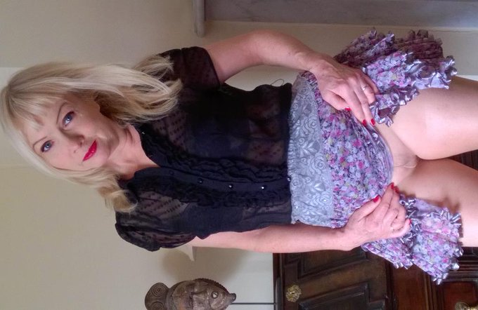 Quick #pantyhose flash 😜 http://t.co/V869QWtDLB<a href="/tag/pantyhose"class="tags">#pantyhose</a>