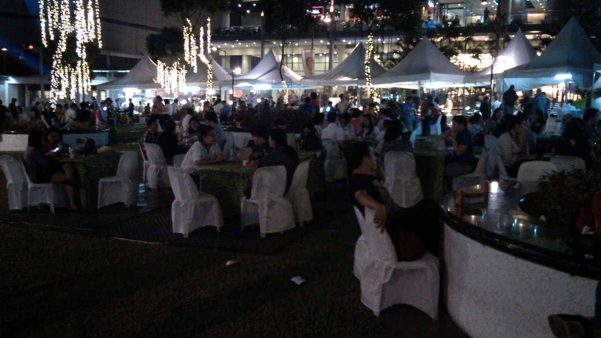 PhiLexicography's tweet image. #DolphinPlaza literally crowded  world-class Pinoy picnic-inspired #FoodMarket in #MakatiCBDO by #MercatoCentrale