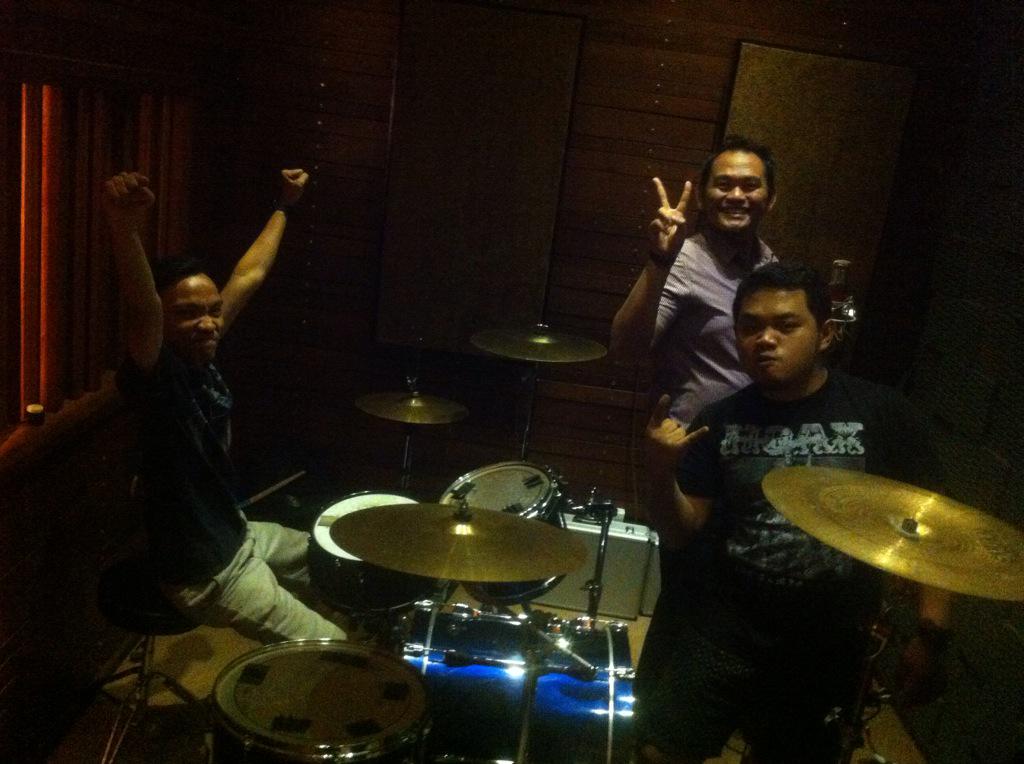 RimaumanMusic's tweet image. Sesi penyelesaian rekam drums @dscsht untuk proses rekam materi album keduanya yg akan dirilis Rimauman Music