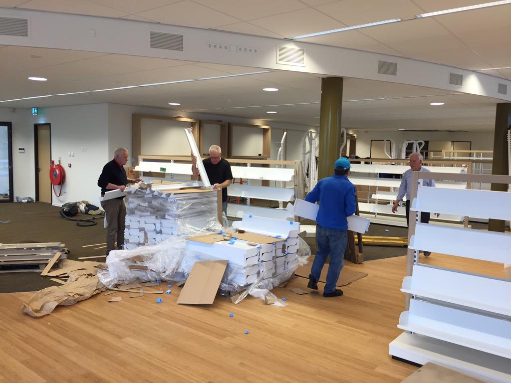 De nieuwe <a href="/BiebWijchen/">Bibliotheek Wijchen</a> maken we samen met onze trouwe vrijwilligers Fons, Jan, Fred, Theo! SUPER MANNEN