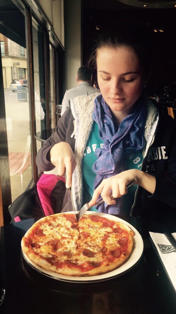christa_warwick's tweet photo. Pizza at the old post office with @BaconFace03 #gg4010 http://t.co/wUJso5vwRb