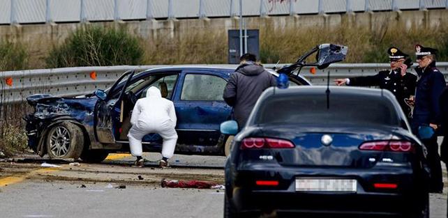 IMessagero's tweet photo. [SHOCK] Carabinieri rapinano supermarket, 1 morto e 9 feriti
http://t.co/yDdMUnO94R
#carabinieri #rapina http://t.co/qSSxJddPbJ