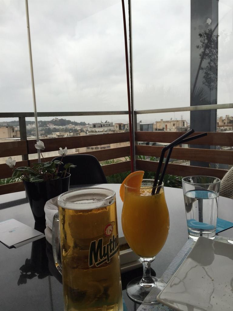 Het is grijs in Greece. Maar wat deert het. Het dakterras heeft n overkapping. #secretcitytrip #athene #freshhotel
