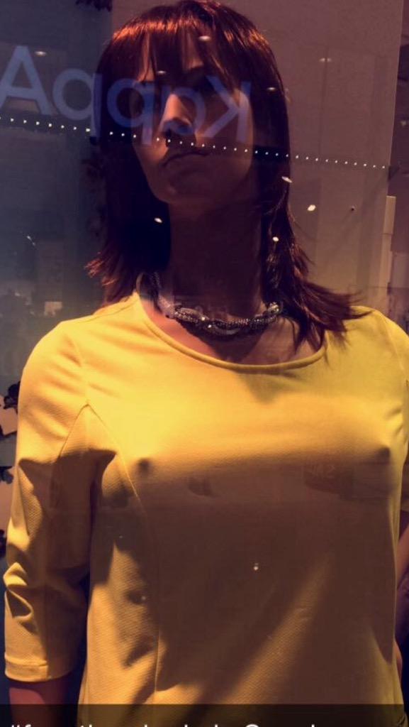 Ertu ekki að grínast? Gínurnar í búðunum eru byrjaðar á þessu líka 😝 #FreeTheNipple