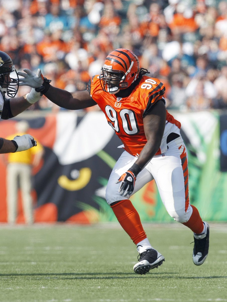 Bengals's tweet image. #Bengals sign DT Pat Sims. 

Sims spent the last 2 seasons w/ the @RAIDERS after 5 seasons in Cincinnati.