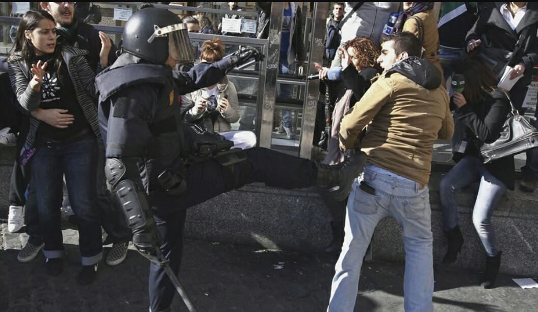 shul_evolution's tweet photo. Aprobada Reforma del CP y #LeyMordaza. Manifestarte y fotografiarlo es delito. Disfruten lo votado. #26MStopMordazas http://t.co/9JTlTPAczZ