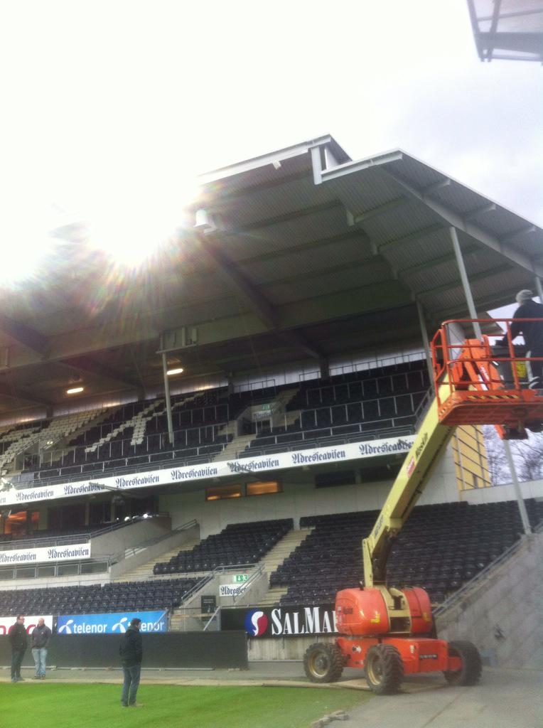 bakenga1917's tweet photo. Trinsene er fiksa og tribunen er klar for seriestart #tt05 #rosenborg http://t.co/Ns3z36HAOQ