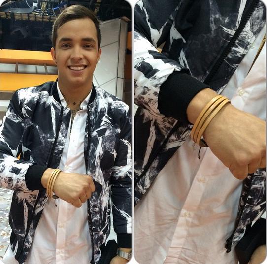 Canal_Televen's tweet photo. Gracias a @sexapell_ por el obsequio a nuestro invitado especial  @soyrein #labombavivelavida  #Exclusiva http://t.co/bVNQ4kTrNF