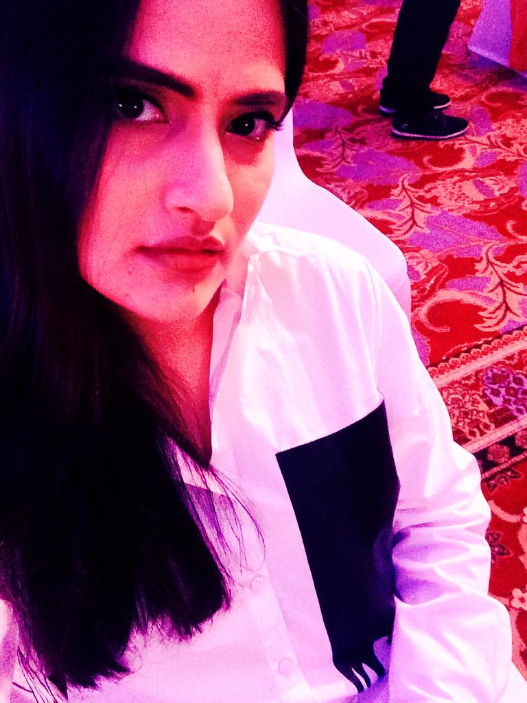 sonamohapatra's tweet photo. A dripping pocket #TodayImWearing , label @_huemn &amp; textured red fabric boots by United Nude . #StyleAwards @htcafe http://t.co/q3JyQmZthu