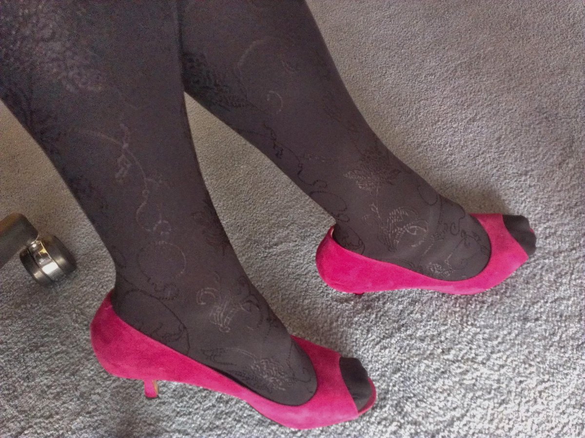SissySandra's tweet photo. Another day at the office - and I absolutely love these Transparenze Lira floral tights OMG. http://t.co/ifStYFtZ3R