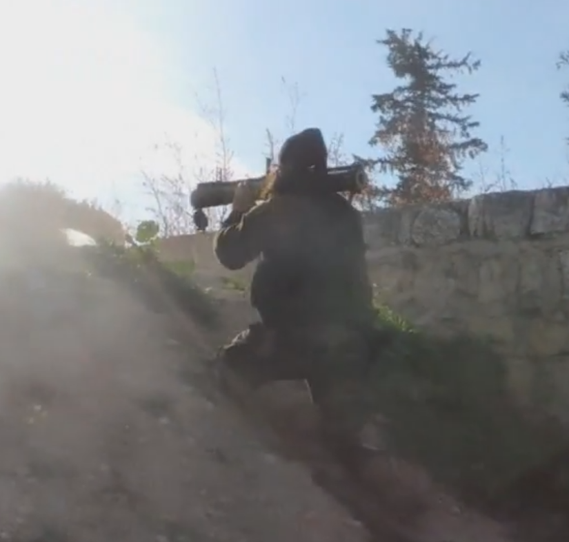 JulianRoepcke's tweet photo. Islamic Front storming #Assad barrier N-E of #Idlib.
Fighter w/ #RPG18.
https://t.co/tCyGOQO5o0
#ping @EliotHiggins http://t.co/qhGPcGzSe6