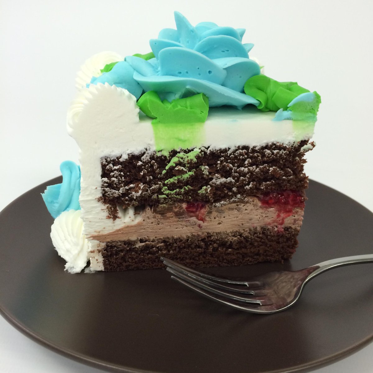 CarlosBakery's tweet photo. A bit of buttercream will surely turn around this cloudy day...the mousse+raspberry filling helps too! #sweetslice http://t.co/wulIlpoS3P