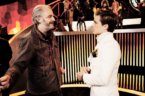 Hoy cumple años el director de la saga de THG (En Llamas y Sinsajo) , Francis Lawrence. ¡Happy birthday ! 