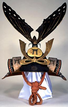 当館の常設展示は武具・刺繍・書など多岐に亘りますが、やはり変わり兜