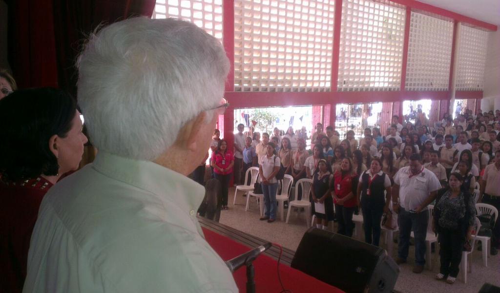 liceosjovenes's tweet photo. El profe @antcastejon se reúne con los voceros estudiantiles del #ZULIA #ObamaDerogaElDecretoYa http://t.co/Ocr42vrpJi