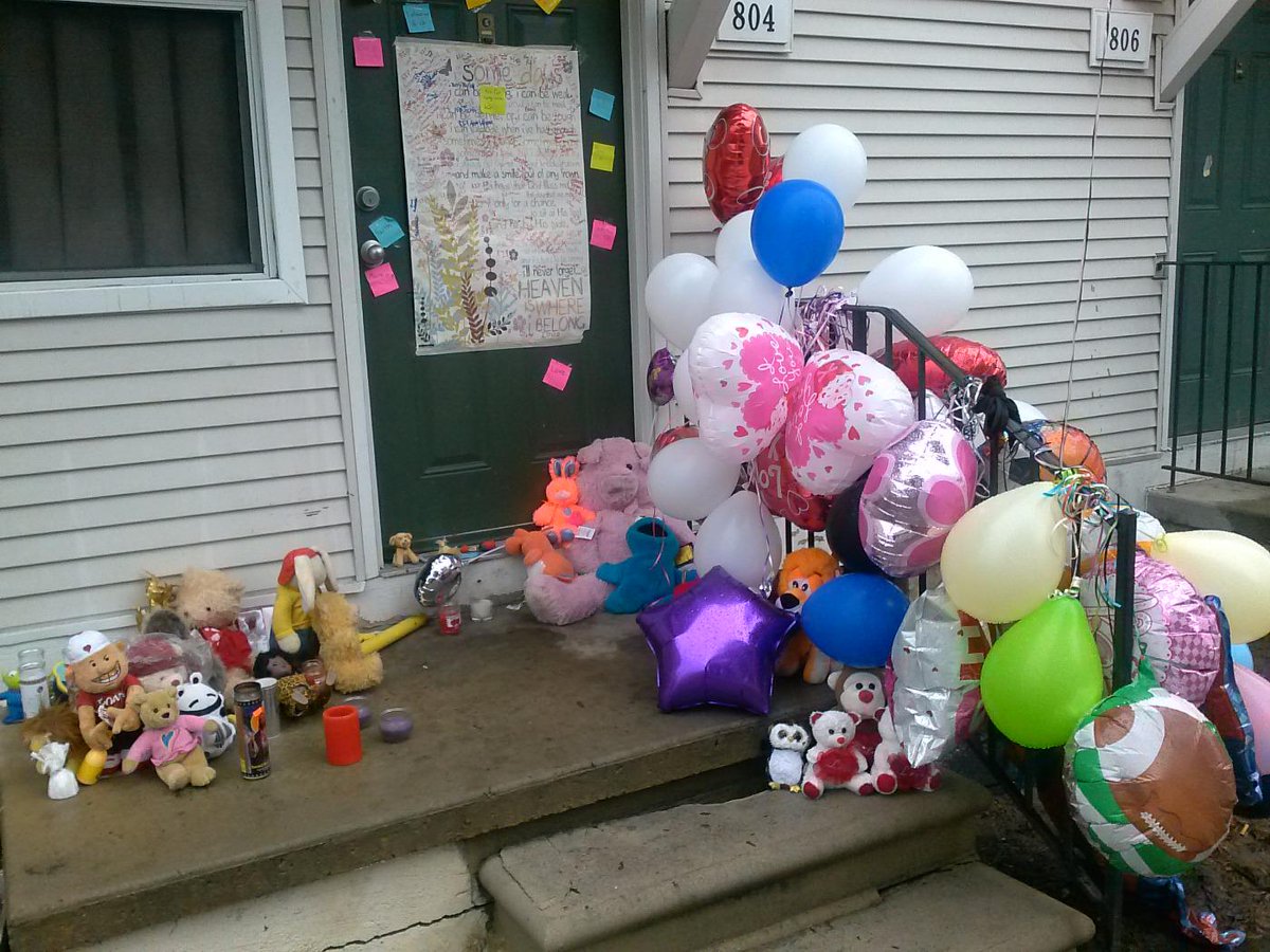 samriddle's tweet image. #2kidsNfreezer MLKing Apts #Detroit balloons = #systemicfailure-psychosis of #poverty #self hate #malignantneglect