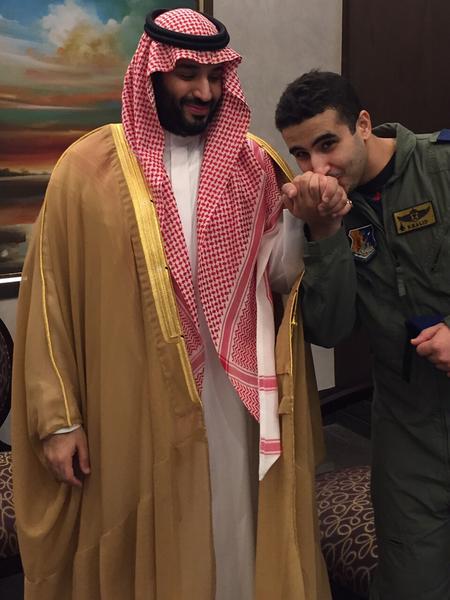 الأمير الطيار خالد بن سلمان يُقبل يد شقيقه وزير الدفاع الأمير محمد بن  سلمان،قبل توجهه للمشاركة في #عاصفة_الحزم .

-