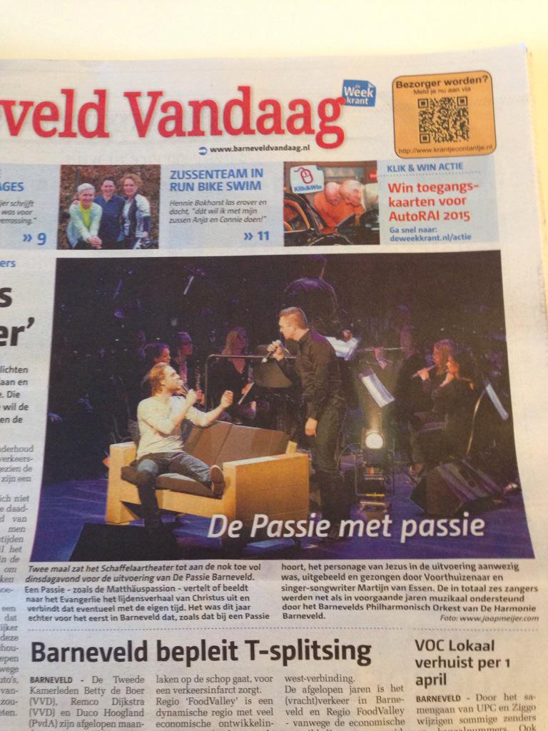 Foto van t prachtige duet tussen <a href="/martijnvanessen/">Martnlaff</a> (Jezus) en <a href="/pheeringen/">PHeeringen</a> (Judas) op de voorpagina van <a href="/BveldVandaag/">Barneveld Vandaag</a>