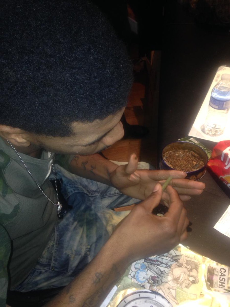 letsworkmgmt's tweet photo. @IAmBAMALINO rolling up rapper weed #crudmaster http://t.co/hUEy2CUR0N