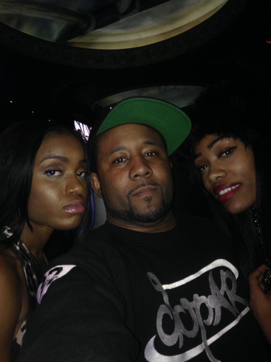 letsworkmgmt's tweet image. Partying with friends #Crackedseals