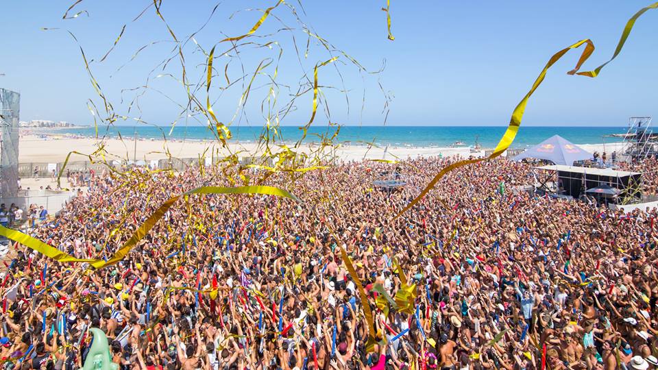 ArenalSound's tweet photo. La mayor fiesta del verano se vive en la playa de Burriana.Muy pronto estrenaremos el vídeo de #ClandestineSound 2014 http://t.co/RY5UHZAUMS