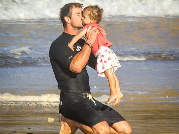 fIeabcgs's tweet photo. tHIS IS WHAT I LIVE FOR CHRIS HEMSWORTH BEING THE CUTTEST DADDY EVER http://t.co/s8uiVwXmXT